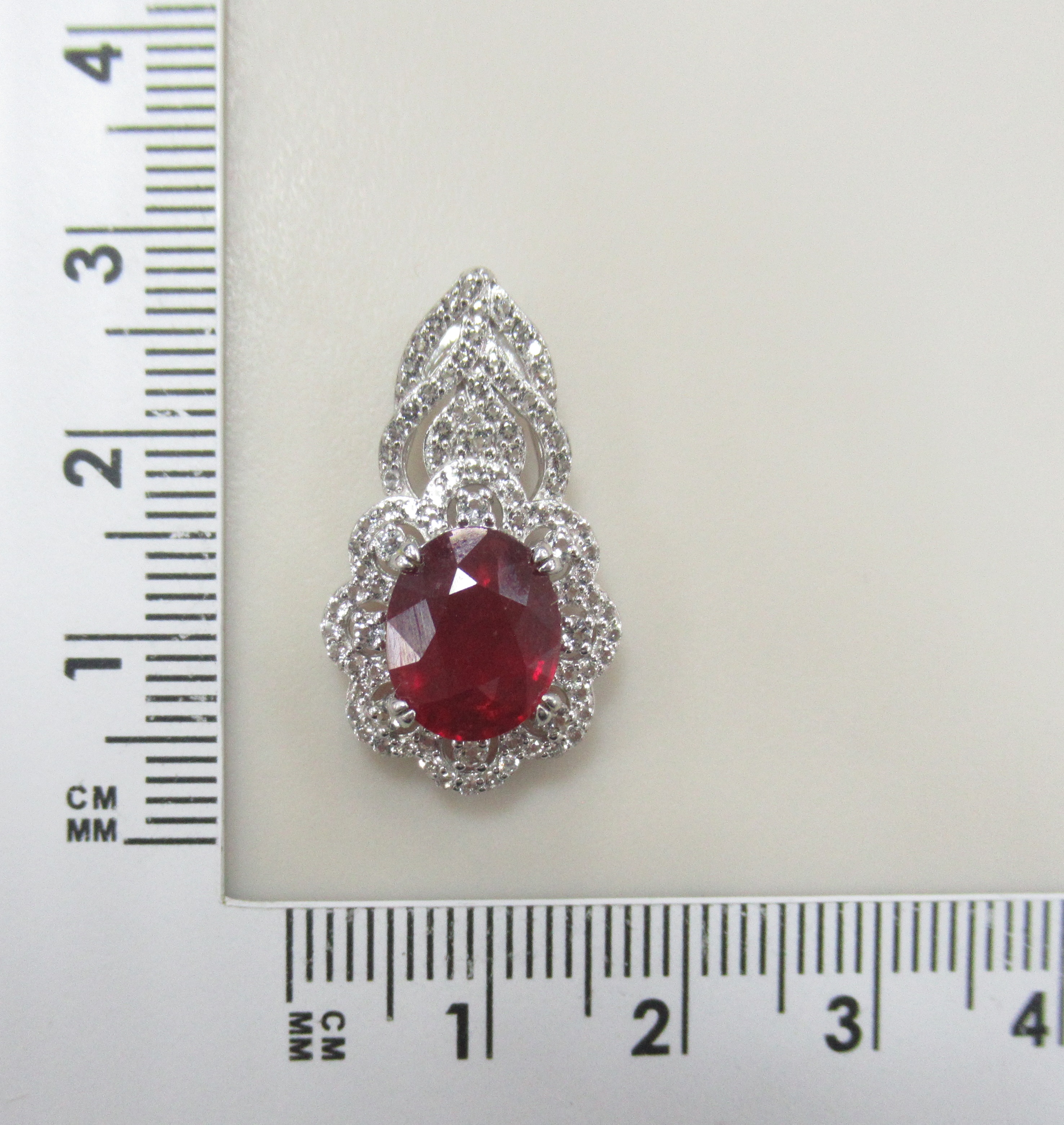 Серебряная подвеска с рубином